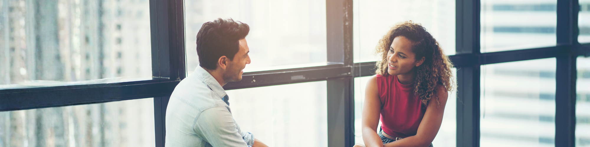 Zwei Menschen führen ein ruhiges Gespräch bei Tageslicht – Sinnbild für Verständnis, Kommunikation und Konfliktlösung.