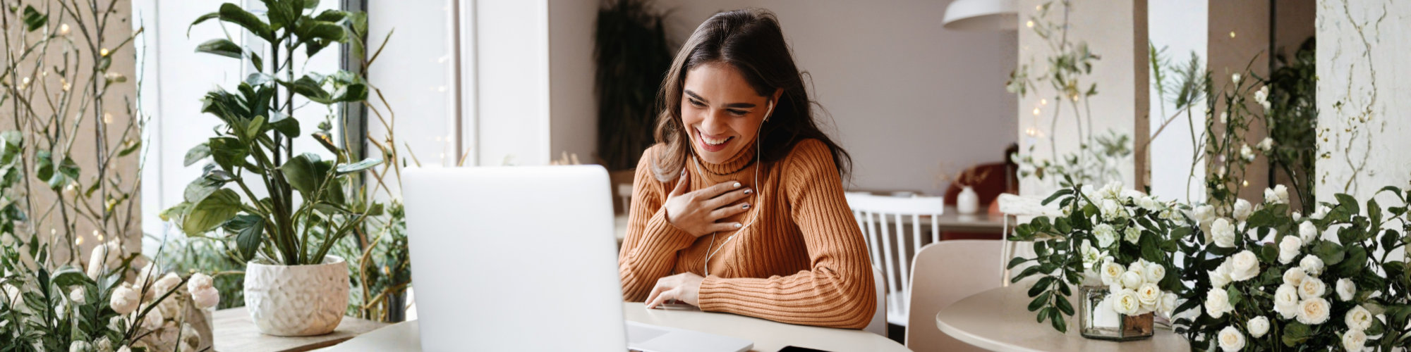 Frau lächelt während eines Online-Gesprächs am Laptop – Darstellung von psychologischem Coaching im digitalen Raum.